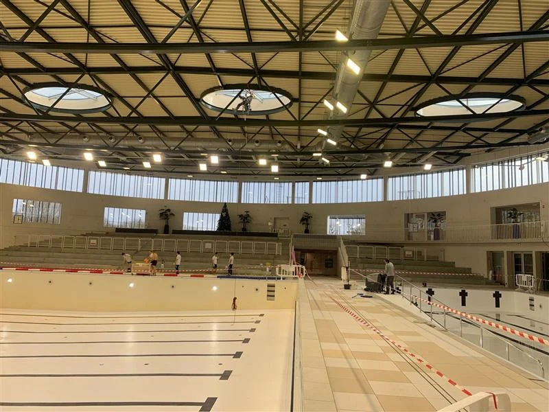 Nettoyage de vitrages en sous-face dans un centre aquatique